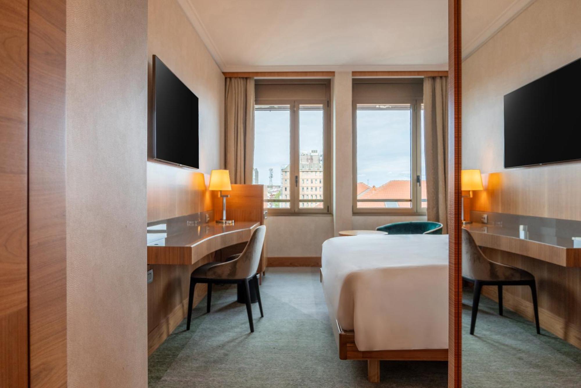 Hilton Milan Hotel Exterior photo