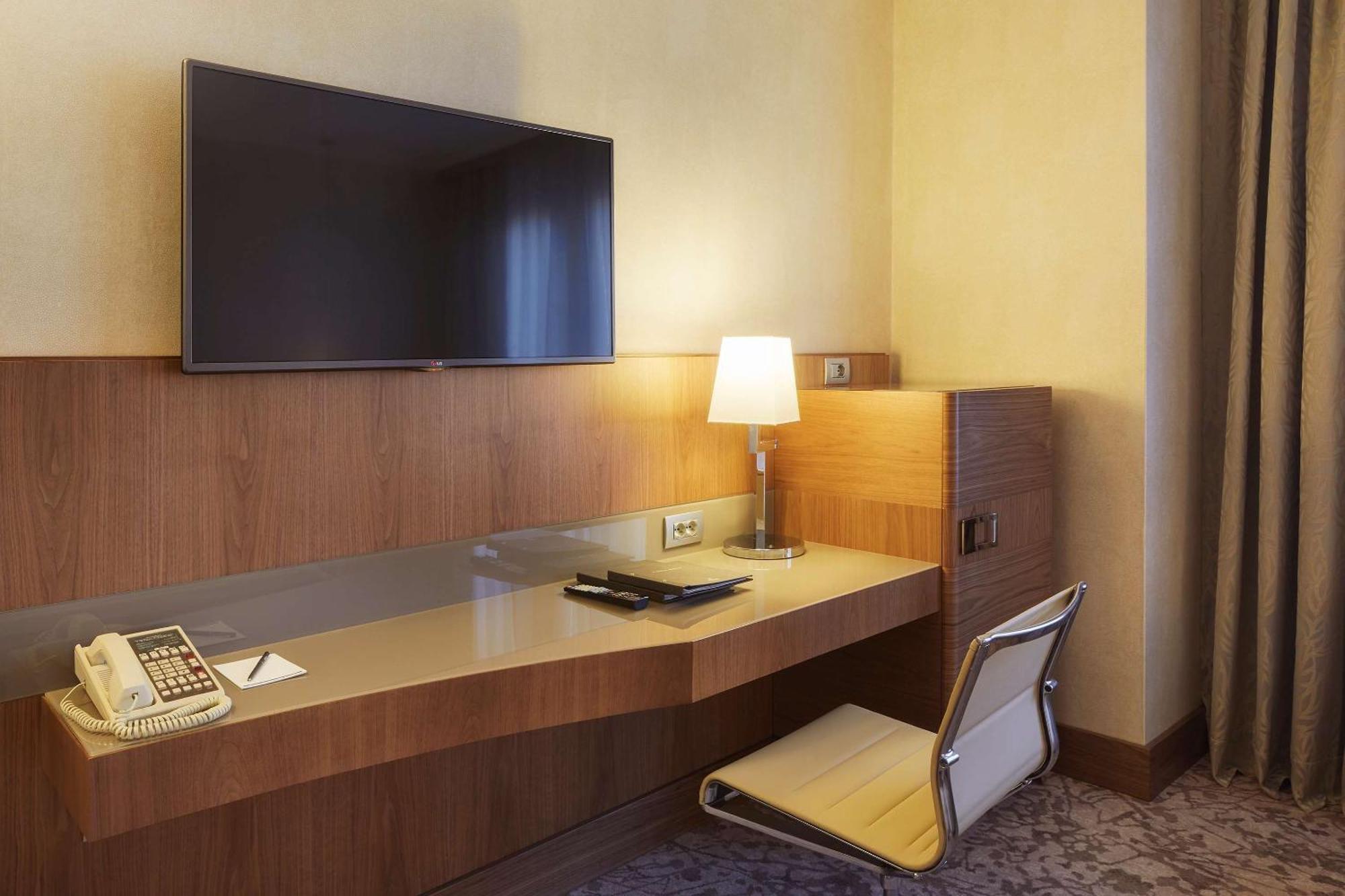 Hilton Milan Hotel Exterior photo