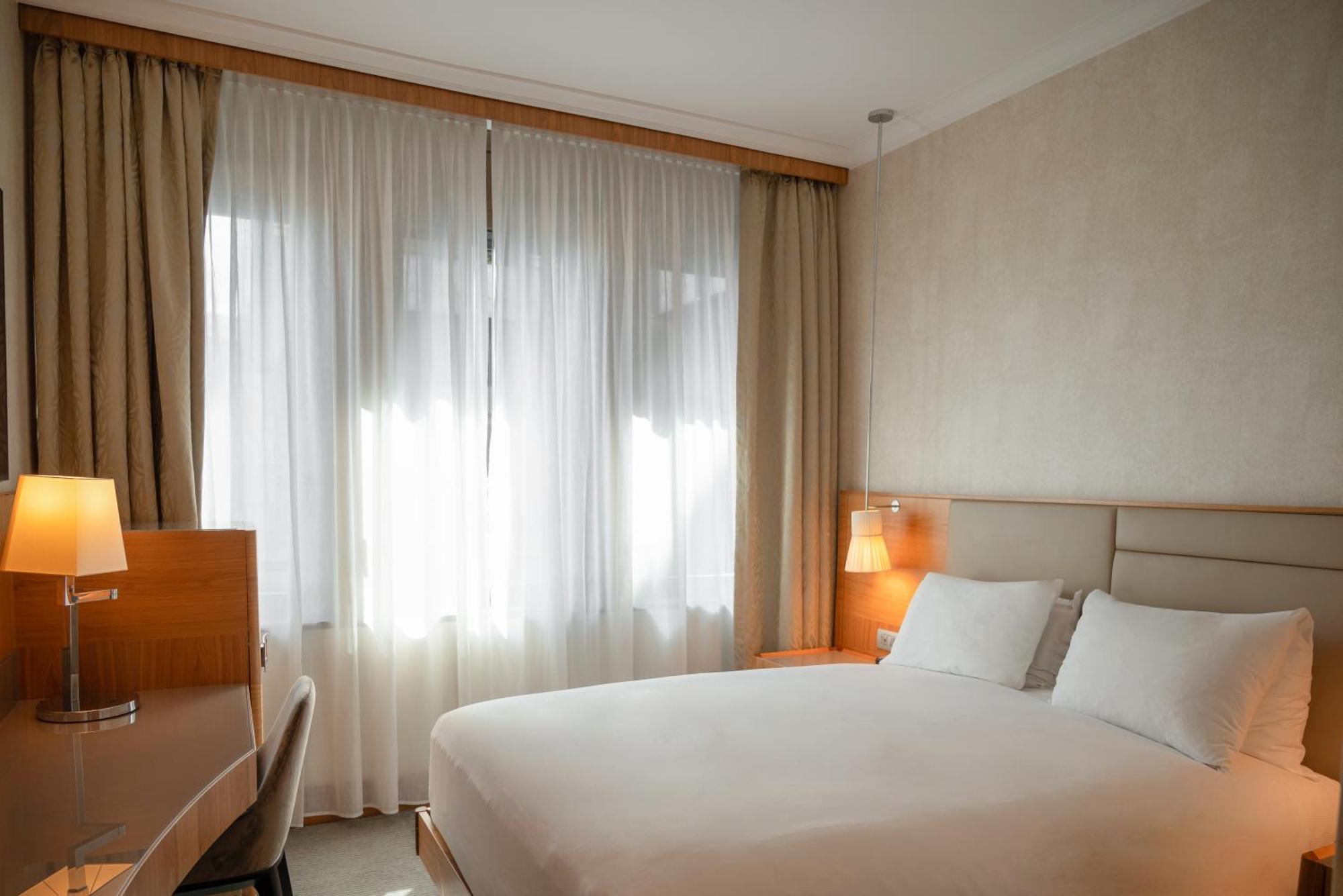 Hilton Milan Hotel Exterior photo