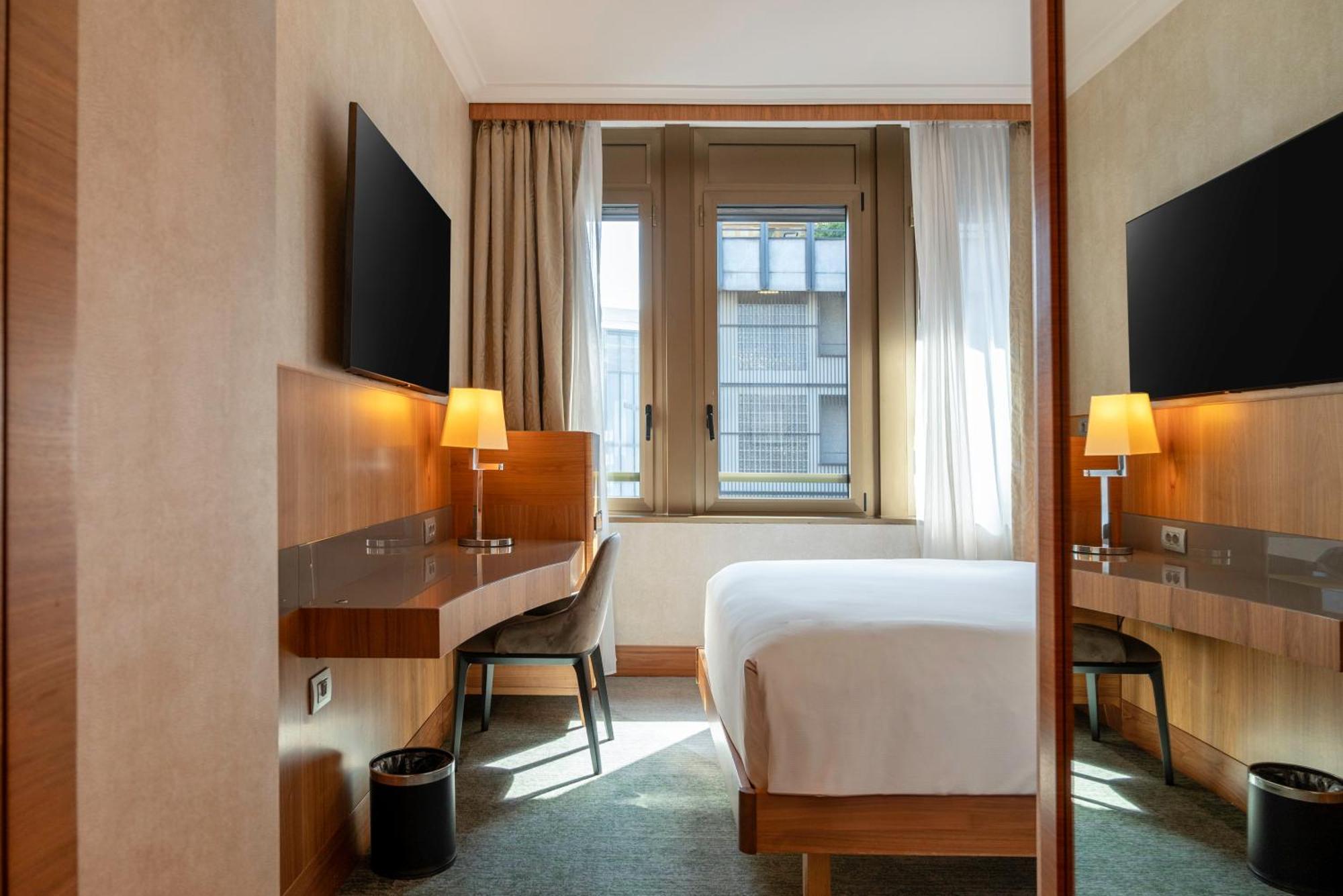 Hilton Milan Hotel Exterior photo