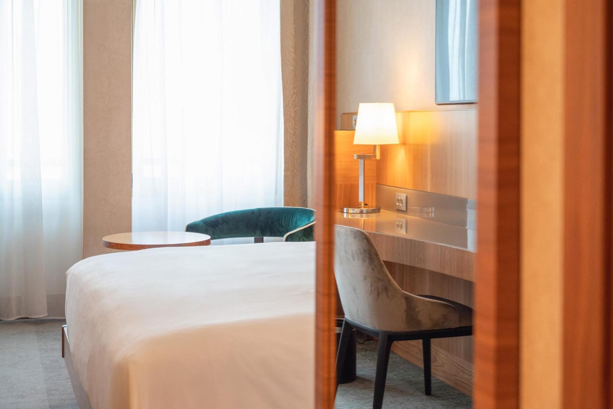 Hilton Milan Hotel Exterior photo